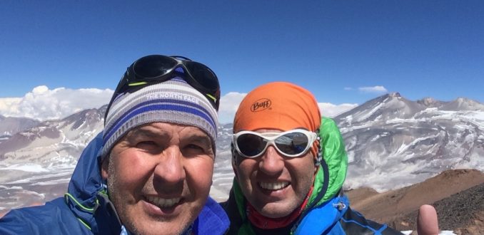 Montañistas chilenos continúan su avance a la cima del Everest